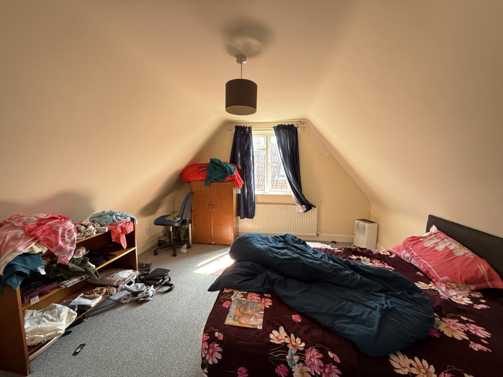 Lot: 151 - SUBSTANTIAL SEMI-DETACHED VICTORIAN DWELLING WITH ADDITIONAL INVESTMENT INCOME - Bedroom of second floor flat